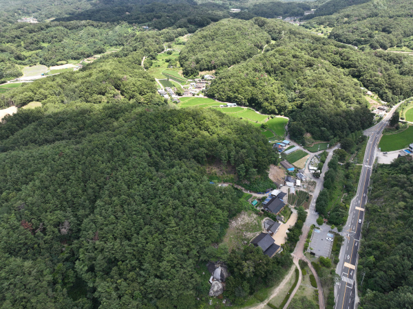 안동시 이천동 제비원 목도놀이마을 주민들에게 목도는 생업수단이었다. 성주풀이 가사에 따르면 제비원 일대에 큰 소나무가 많았던 것으로 전해진다. 마을에서는 지금은 사라져버린 목도를 전통문화로 계승해서 발전시켜오고 있다. 사진 아래쪽으로 '제비원 미륵불'로 불리는 안동 이천동 마애여래입상이 보인다. 김선국 사진작가