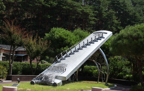 가얏고문화관 광장에 설치된 대형 가야금 조형물