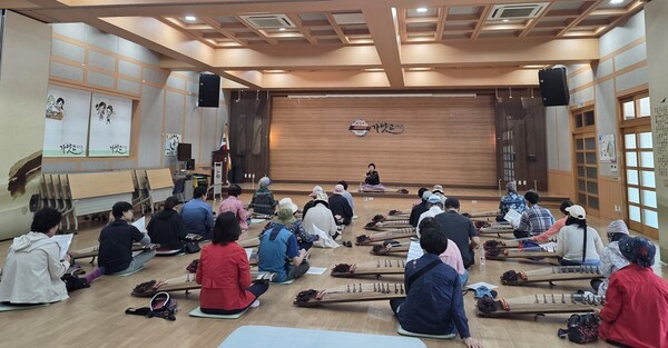 가야금 연주 체험. 약 40분 동안 기본적인 연주법을 배우며 하나둘 음을 익혀 짧은 곡을 완성해가는 가얏고마을의 대표 체험 프로그램이다.