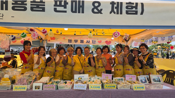 지역 축제 현장에서 직접 만든 참외 수세미와 키링을 팔고 있는 앵무봉사단원들.
