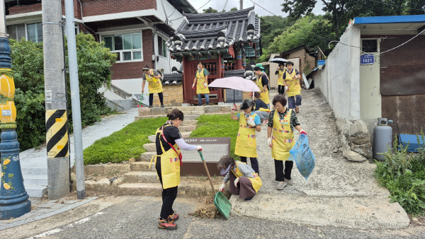 앵무봉사단에서는 한달에 한번씩 염농산 제언 공덕비와 비각을 청소한다.