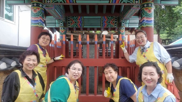 앵무봉사단원들이 '염농산 제언 공덕비'와 비각 청소를 마치고 환하게 웃고 있다.