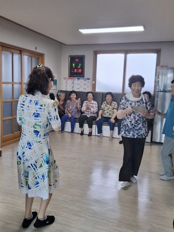 마을 어르신들은 마을회관에서 일주일에 한 번 노인체조를 하며 건강을 챙긴다.