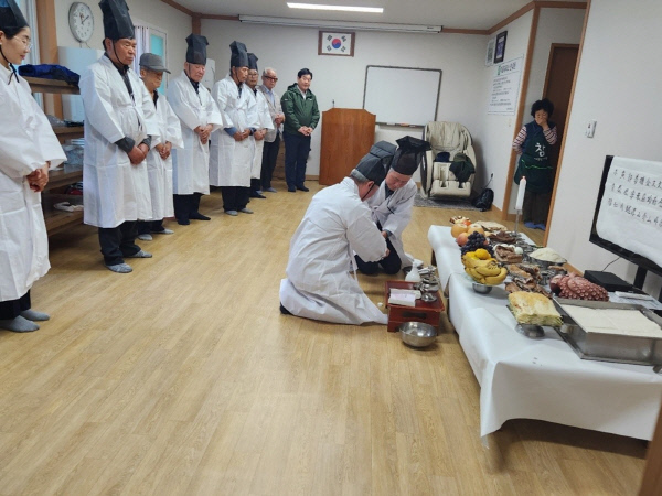 음력 9월 30일 열리는 ‘보부상 위령제’. 오전약수와 인연을 맺고 마을에 재산을 희사한 보부상들의 넋을 기리기 위해 주민들이 해마다 제를 올리고 있다.
