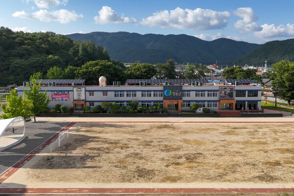 옛 대전초등학교를 리모델링한 남관생활문화센터는 청송 출신 남관 화백의 예술세계를 알리고 주민들이 문화를 배우고 즐기는 생활문화공간으로 활용되고 있다.