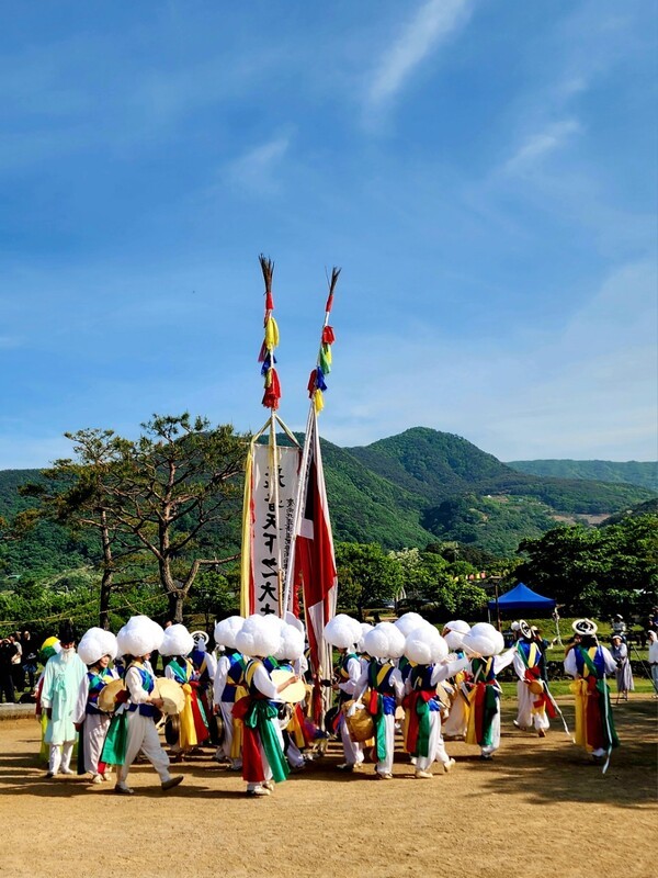 차산농악 단원들이 꽹과리와 장구, 북 등을 연주하며 흥겨운 가락을 이어가고 있다.