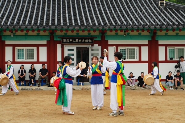 방학을 맞아 차산농악전수관을 찾은 대학생들이 차산농악의 가락과 연주법을 배우고 있다.