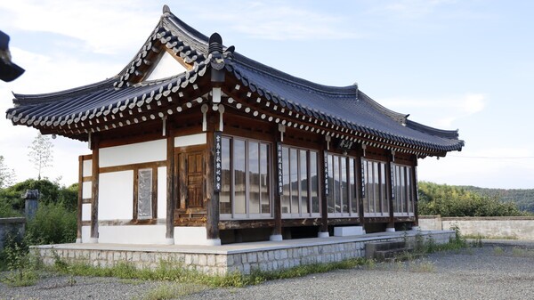 폐교된 풍각남부초등학교 뒤편에 자리한 밀양박씨 재실은 과거 동네 어린이들이 훈장에게 한문을 배우던 곳으로 전해진다.