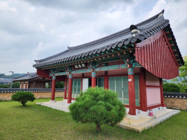 풍기인삼 시배지 앞에 세워진 개삼각.