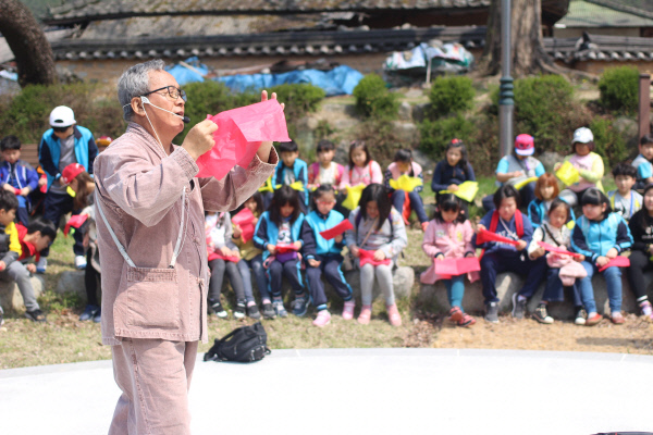 옛날솜씨마을에서는 주민들의 재주와 솜씨를 이용해 다양한 체험활동을 한다.