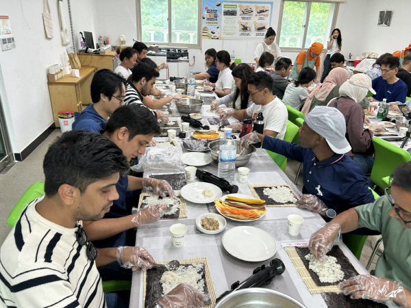 김밥만들기는 한국어를 몰라도 누구나 쉽게 따라 할 수 있어 외국인에게도 인기있는 체험이다.